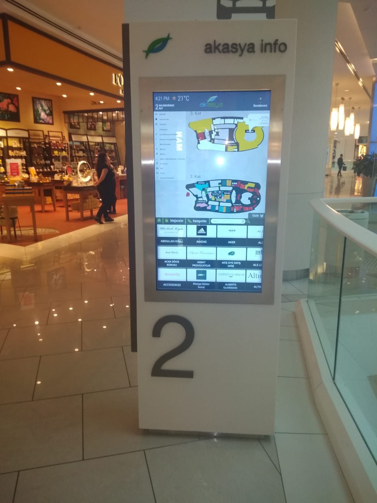 Akasya AVM koridorunda duran akasya info yön bulma kiosku