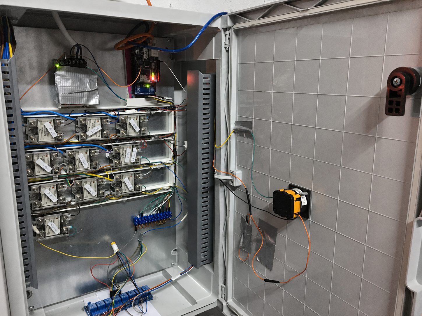 Müze ekranlarını besleyen kontrol kabini