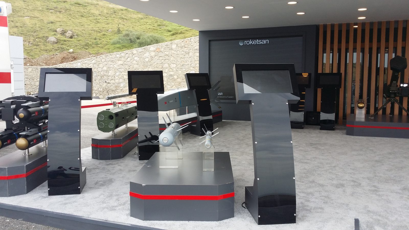 Roketsan bilgilendirme ekranı ve dokunmatik sunum üniteleri