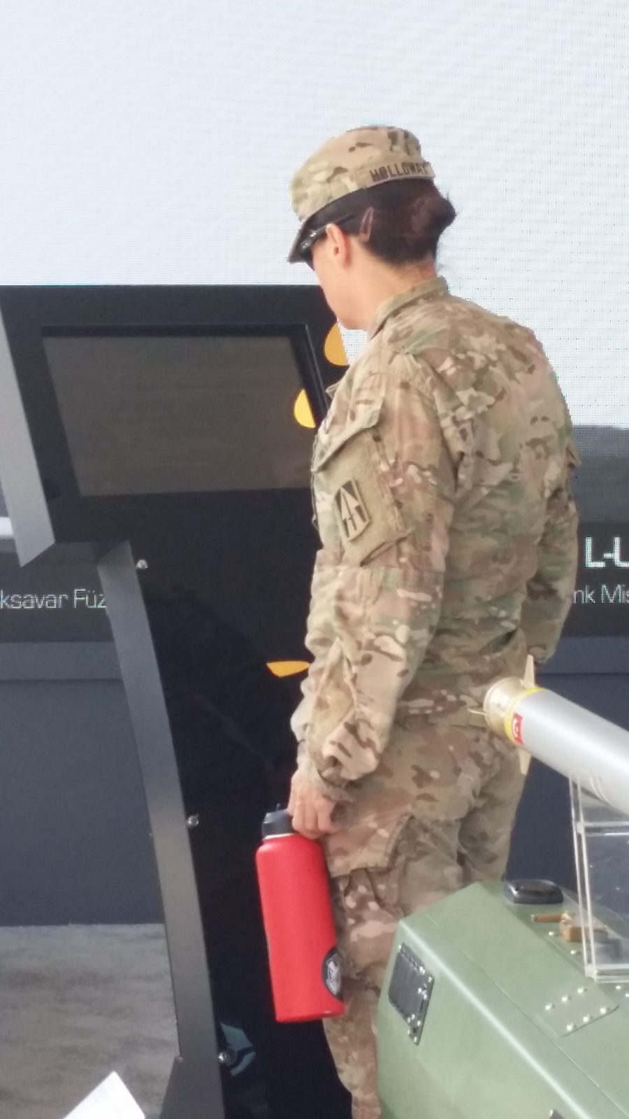 Roketsan kiosk ekranını kullanan ziyaretçi