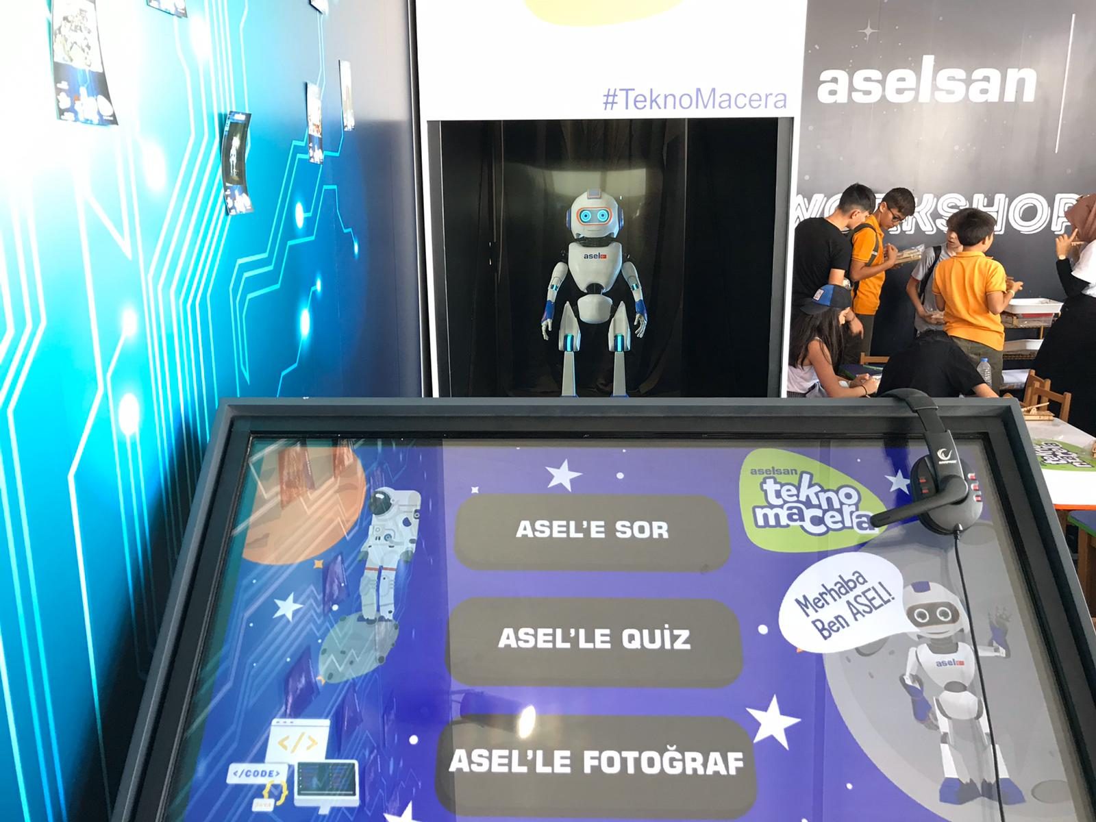 Aselsan etkinliğinde görev yapan tanıtım robotu ve dokunmatik masa