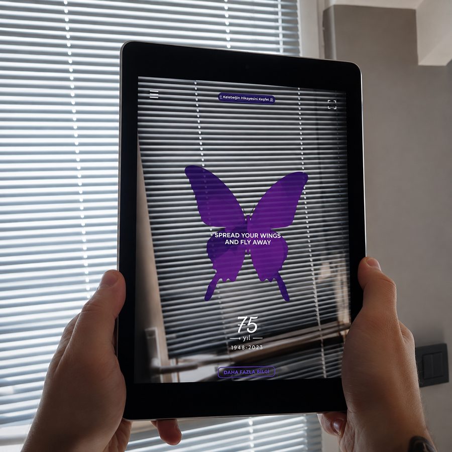 Abdi İbrahim artırılmış gerçeklik uygulaması tablet üzerinde çalışırken