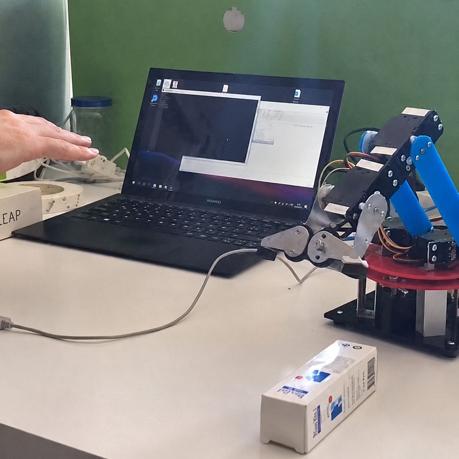 Etkinlik için kurduğumuz robot kollu kişiselleştirme istasyonu
