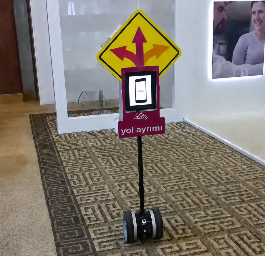 Lilly robotu etkinlik alanında ziyaretçileri yönlendirirken