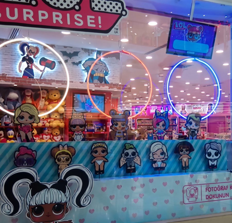 L.O.L. Surprise! mağazasında interaktif vitrin kurulumu