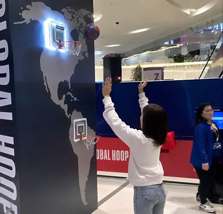 AVM içinde kurulan NBA Global Hoop interaktif basketbol ünitesi