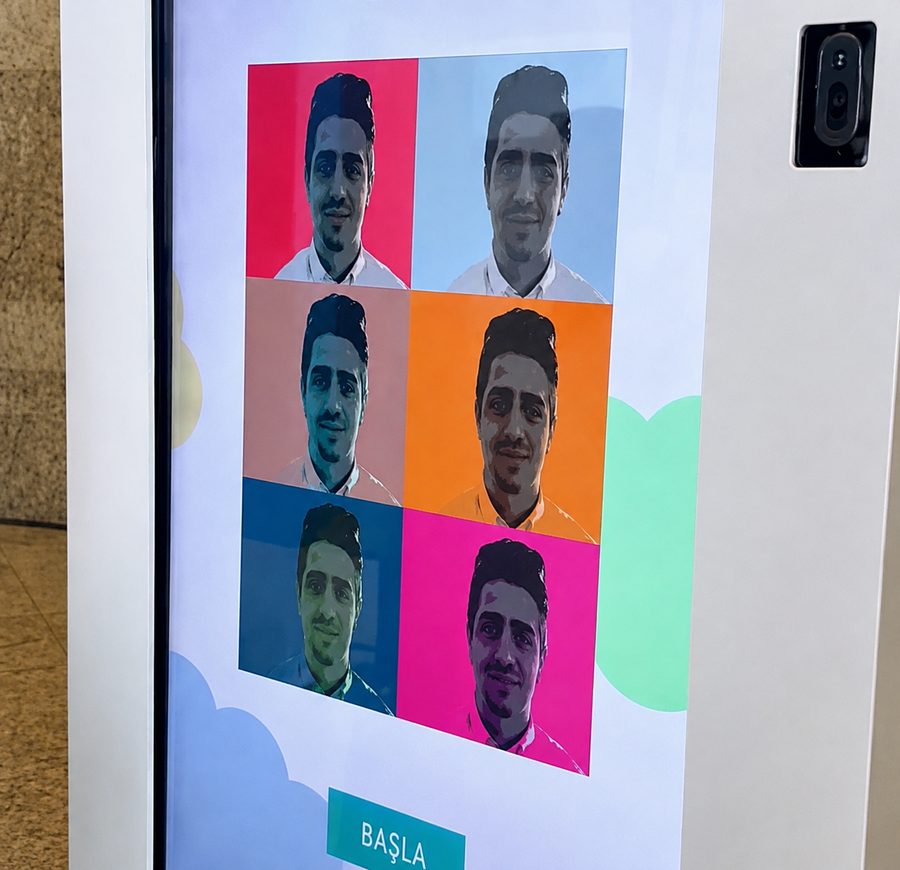 Salesforce photobooth çıktısında pop-art portre ızgarası